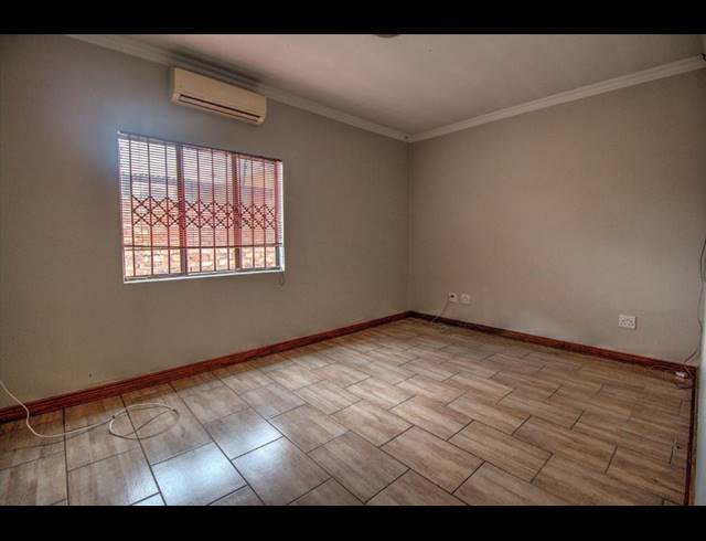 9 BEDROOM FREESTANDING FOR SALE IN KEMPTON PARK EXT 2